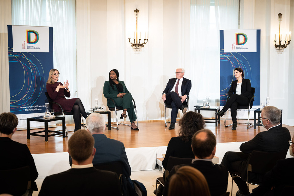 Bundespräsident Steinmeier, Alena Buyx, Aminata Touré  und Laura Münkler bei der Podiumsdiskussion des 12. Forum Bellevue mit dem Thema 'Was kann der Staat? Lektionen aus der Pandemie' im Großen Saal von Schloss Bellevue